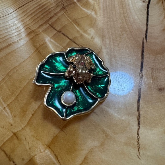 Vintage JJI frog brooch with pearl - Picture 2 of 3